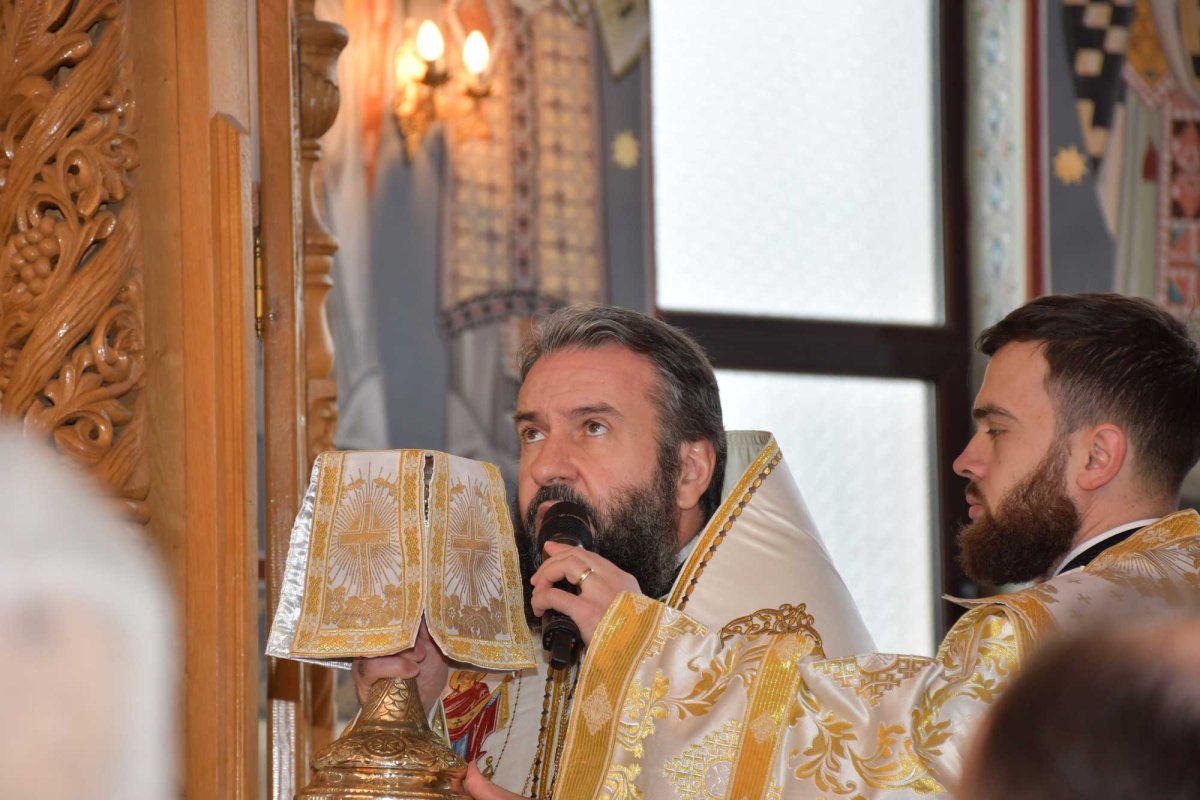 Slujire arhierească la Biserica „Schimbarea la Față” din Reșița 136248
