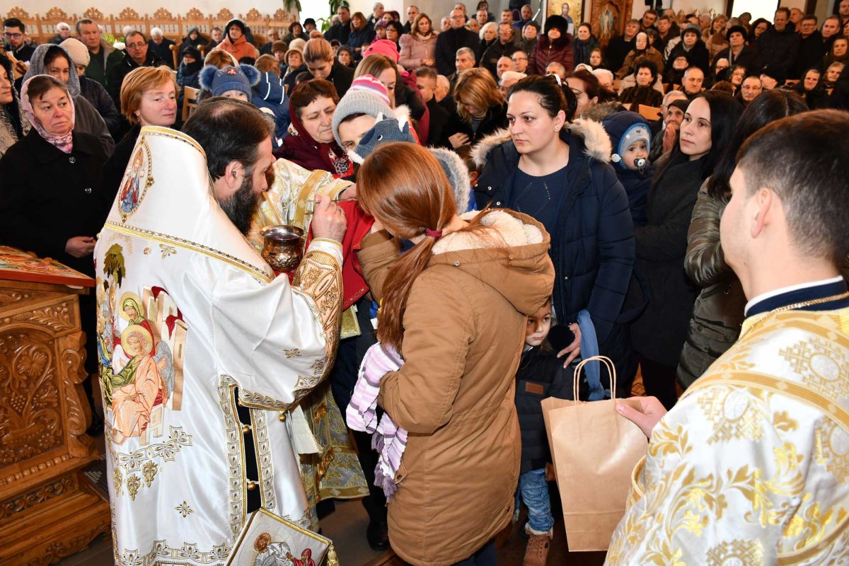 Slujire arhierească la Biserica „Schimbarea la Față” din Reșița 136249