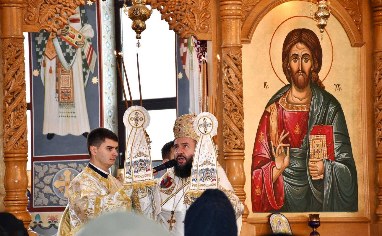Slujire arhierească la Biserica „Schimbarea la Față” din Reșița 136250
