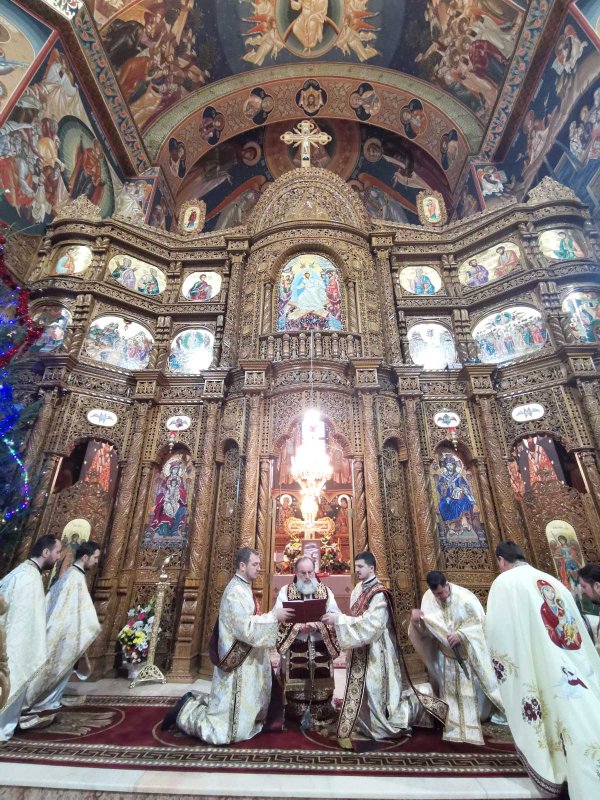 Slujire arhierească la o biserică din municipiul Bacău 136354