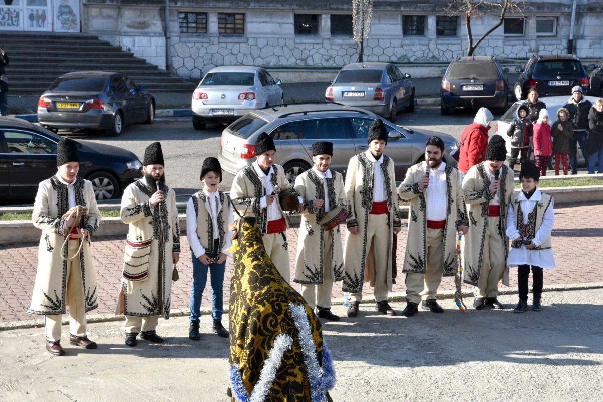 Slujiri arhierești și obiceiuri tradiționale în Oltenia 136377