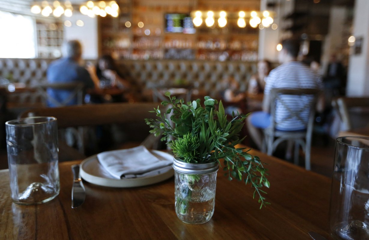 Românii mănâncă rar în oraș 136487