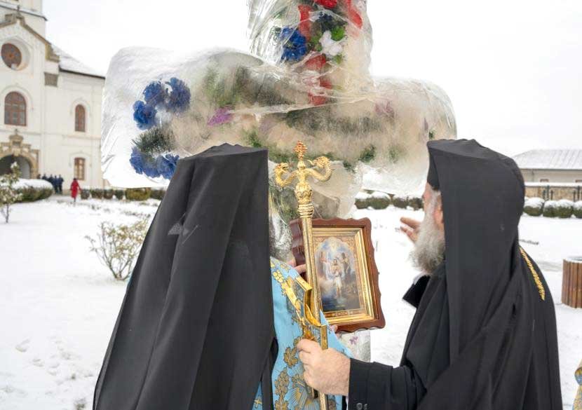 Cruce de gheață de Bobotează la catedrala din Roman 136642