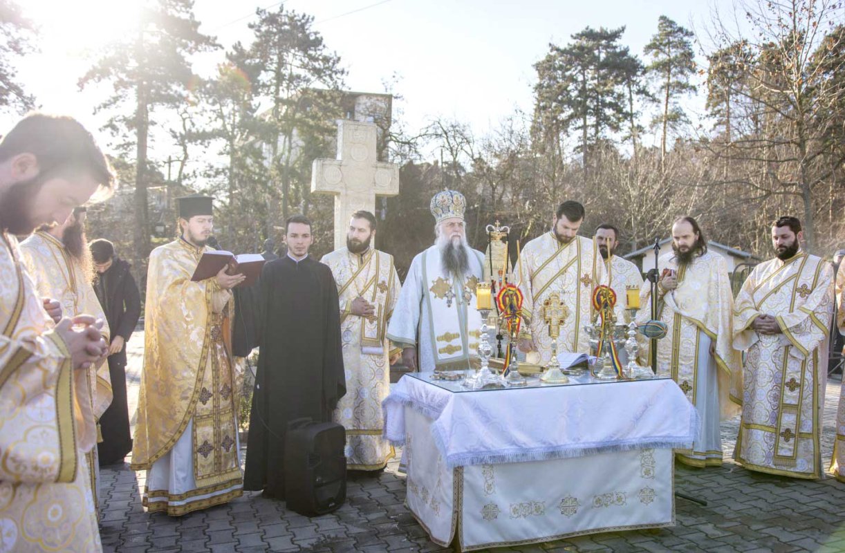 Praznicul Bobotezei în eparhii din Mitropolia Olteniei 136628