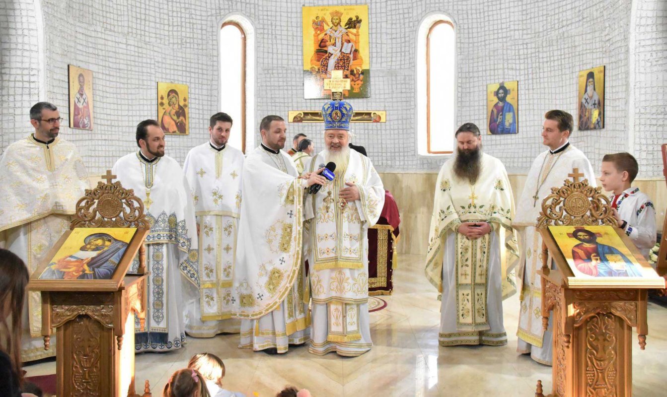 Liturghie arhierească și Botez la o biserică din Dej 136706