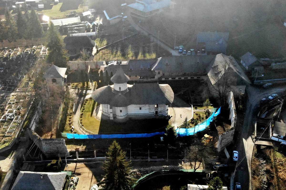 Lucrări de construcţie la zidul istoric al Mănăstirii Voroneţ 136888