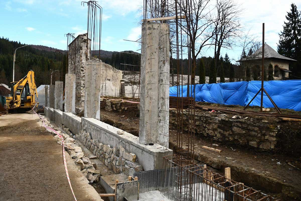 Lucrări de construcţie la zidul istoric al Mănăstirii Voroneţ 136889