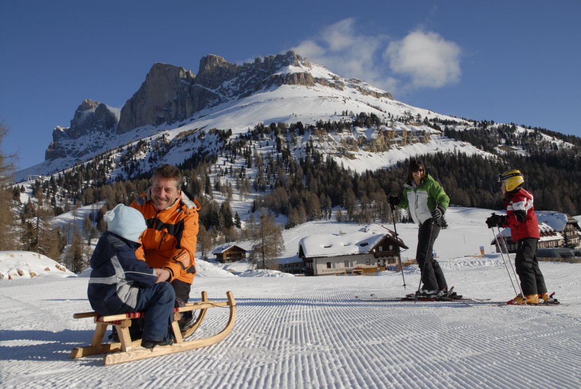 După Dumnezeu, părinţii sunt pentru copiii lor asemenea Lui 136699