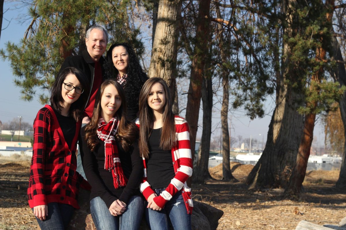 După Dumnezeu, părinţii sunt pentru copiii lor asemenea Lui 136700