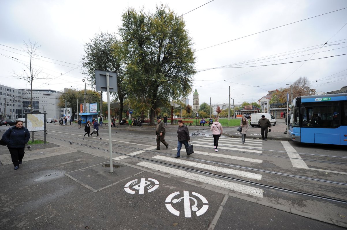Patru pietoni din zece traversează  cu ochii în telefon 137088