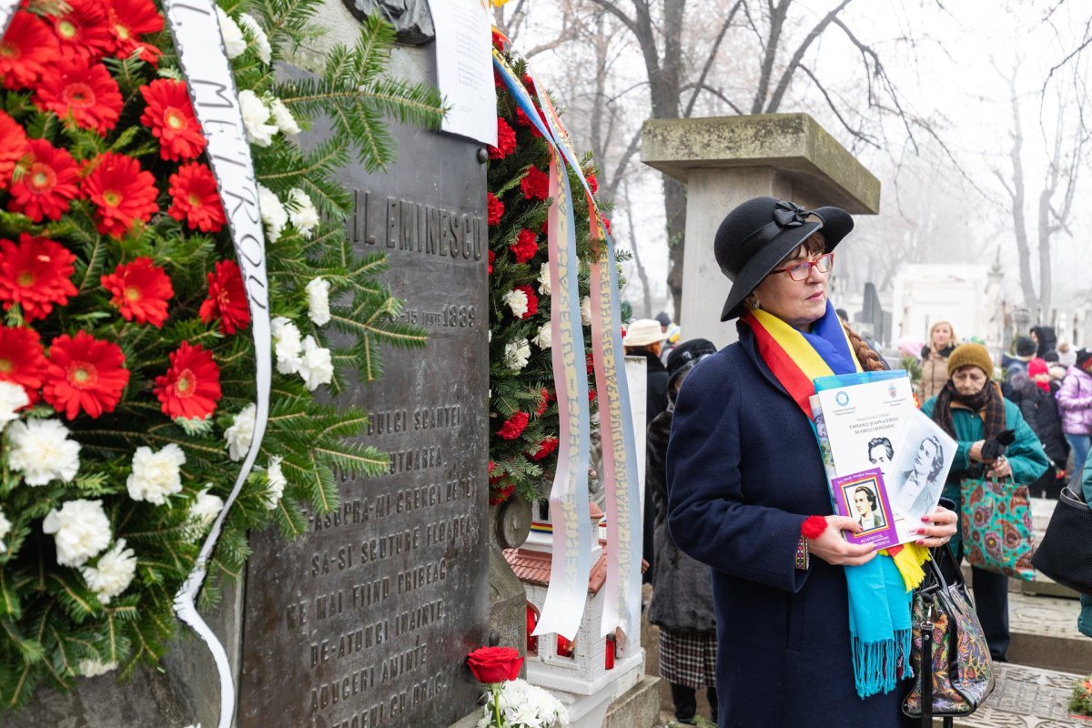 Pomenirea lui Mihai Eminescu la mormântul său 137092