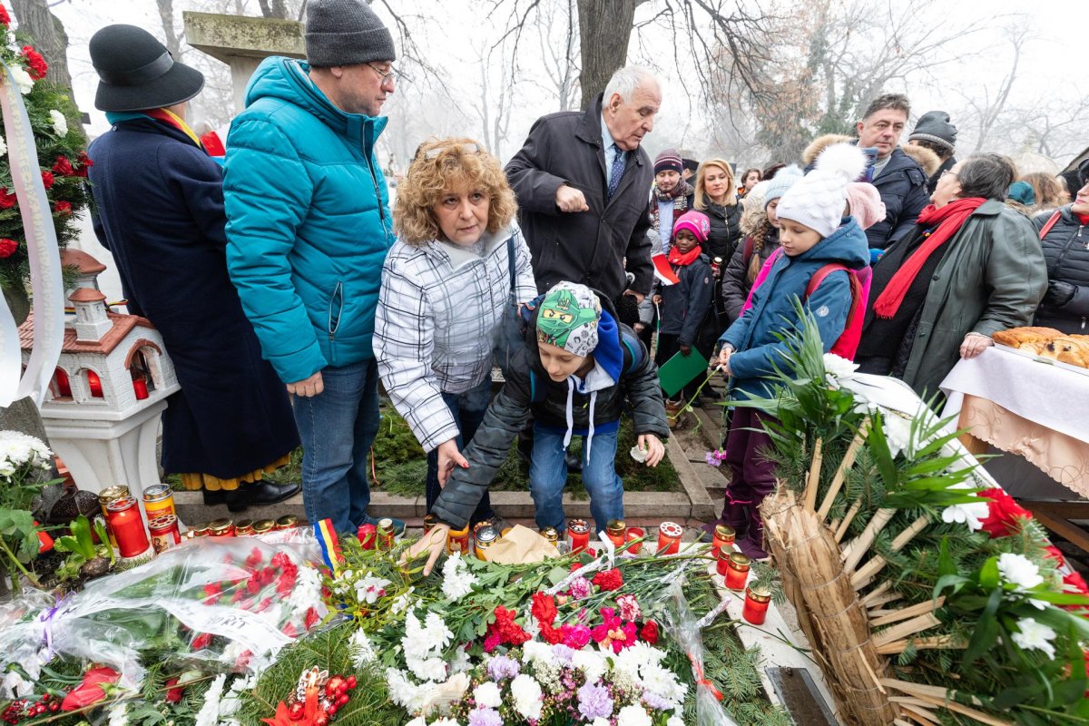 Pomenirea lui Mihai Eminescu la mormântul său 137093