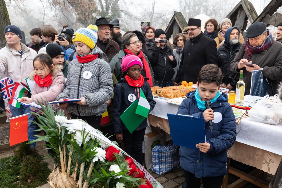Pomenirea lui Mihai Eminescu la mormântul său 137095