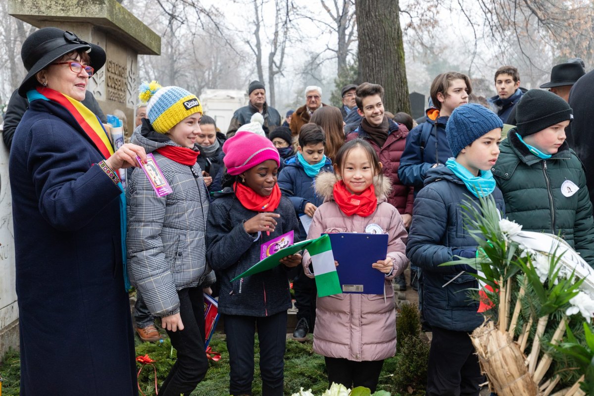 Pomenirea lui Mihai Eminescu la mormântul său 137099