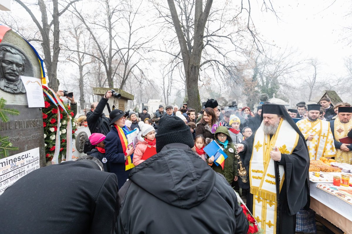 Pomenirea lui Mihai Eminescu la mormântul său 137100