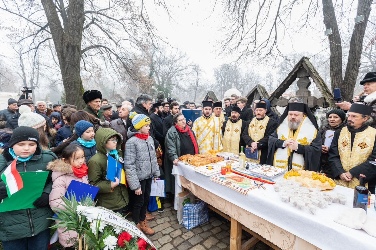 Pomenirea lui Mihai Eminescu la mormântul său 137101