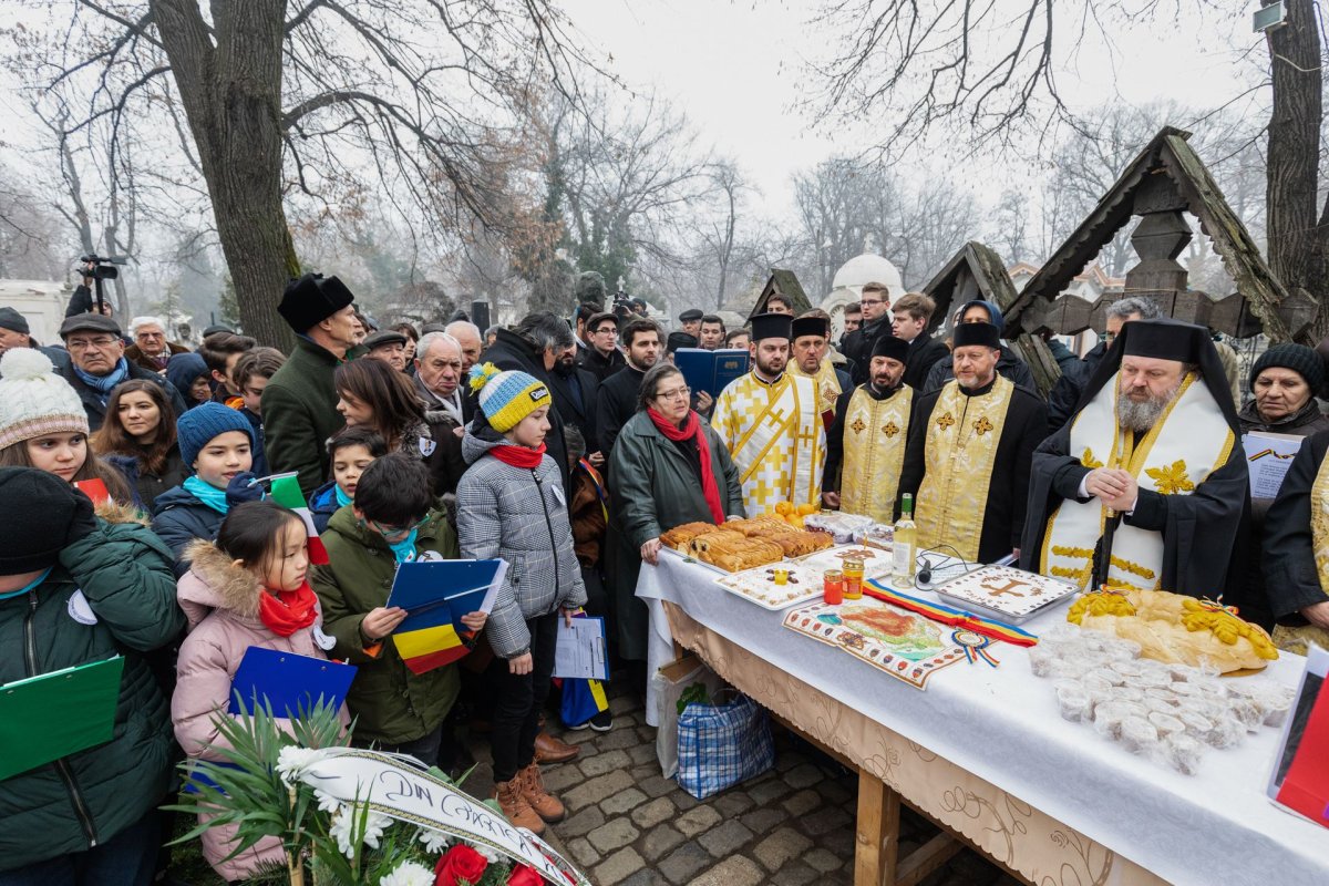 Pomenirea lui Mihai Eminescu la mormântul său 137103