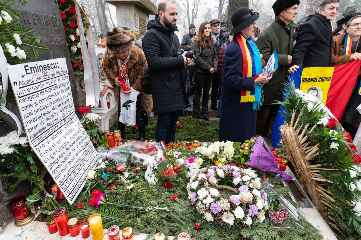 Pomenirea lui Mihai Eminescu la mormântul său 137104