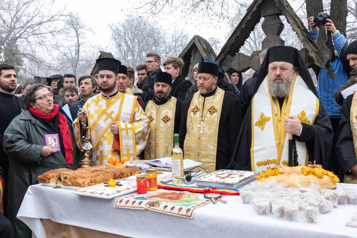 Pomenirea lui Mihai Eminescu la mormântul său 137105