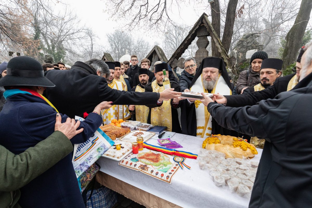 Pomenirea lui Mihai Eminescu la mormântul său 137106