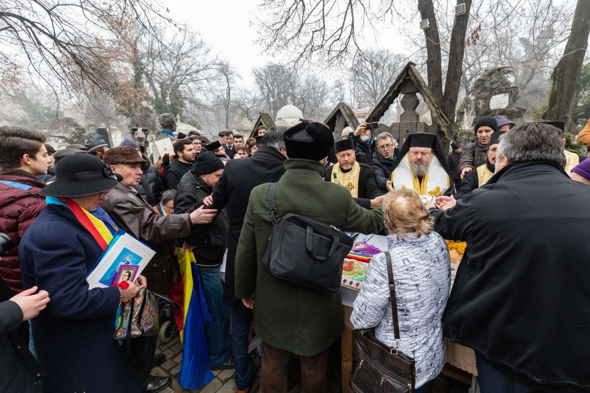 Pomenirea lui Mihai Eminescu la mormântul său 137107