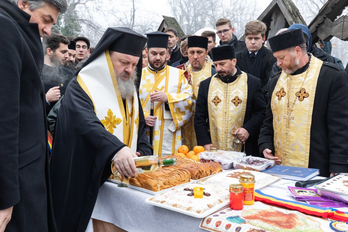 Pomenirea lui Mihai Eminescu la mormântul său 137108