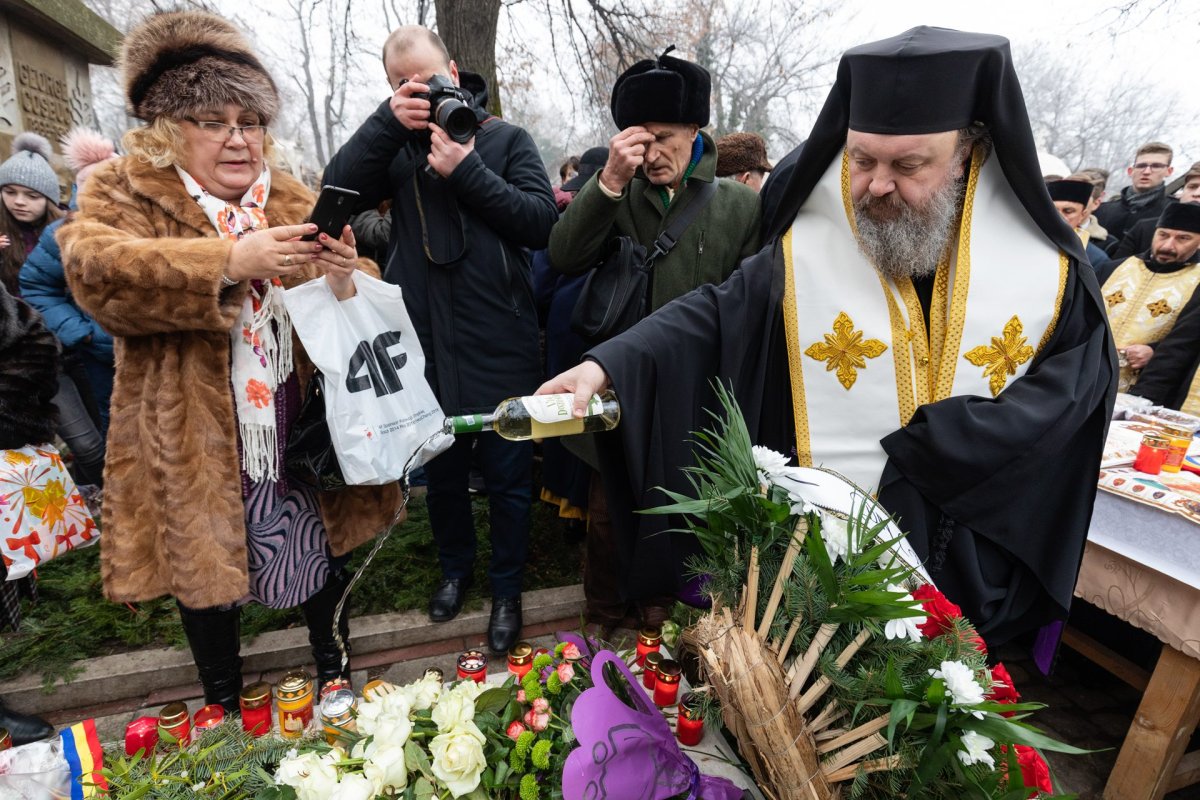 Pomenirea lui Mihai Eminescu la mormântul său 137109