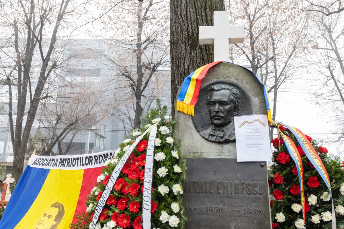 Pomenirea lui Mihai Eminescu la mormântul său 137111