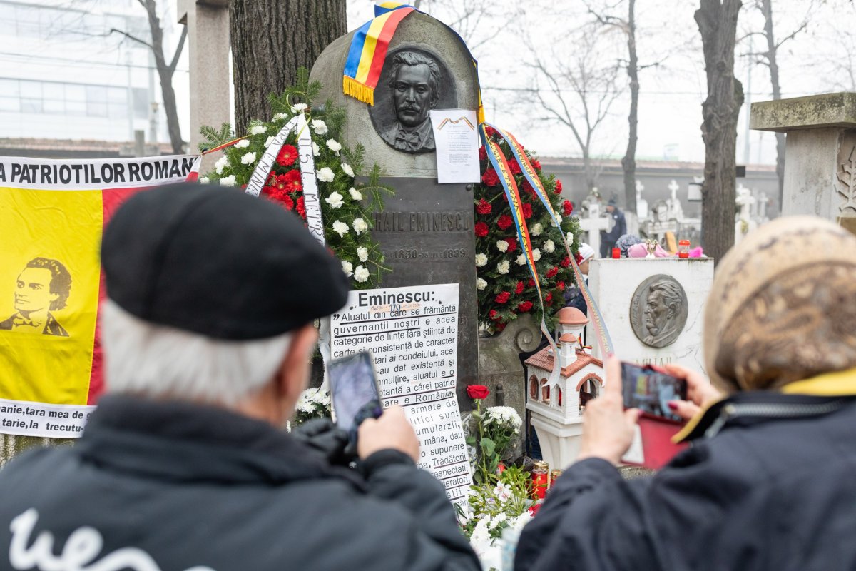 Pomenirea lui Mihai Eminescu la mormântul său 137113