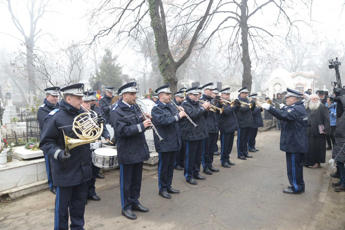 Pomenirea lui Mihai Eminescu la mormântul său 137115