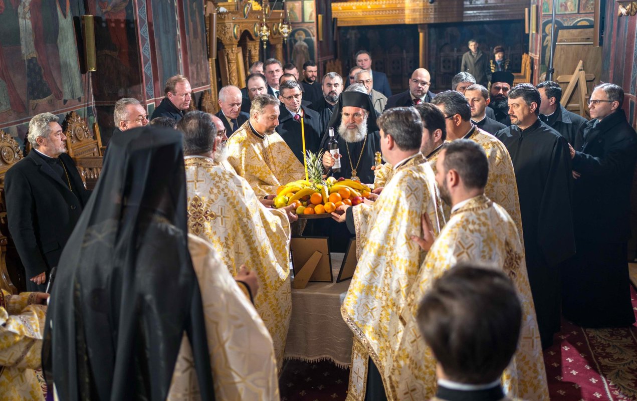 Membrii Adunării eparhiale a Arhiepiscopiei Romanului și Bacăului s-au întrunit la Roman 138104