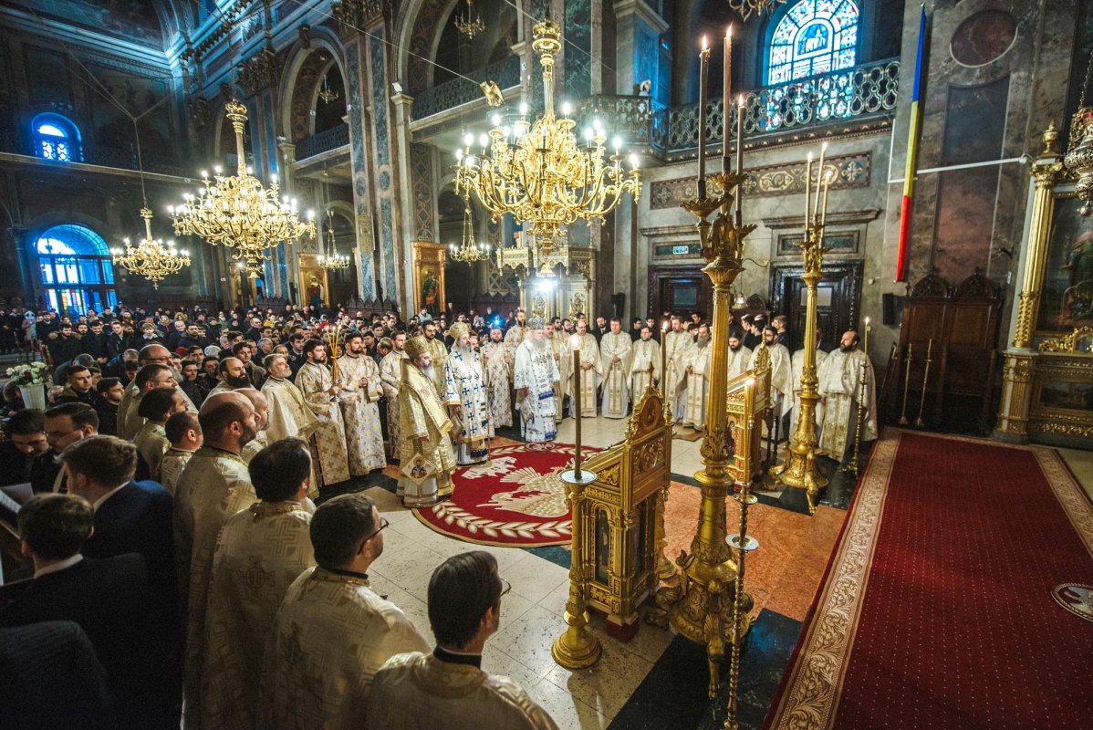 Studenții teologi și elevii seminariști ieșeni și‑au sărbătorit împreună sfinții ocrotitori, prin Liturghie arhierească 138306