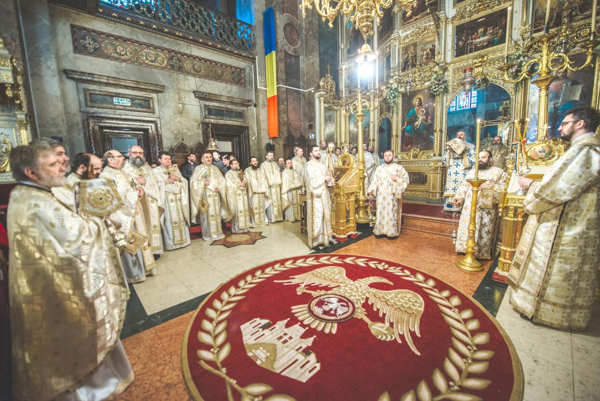 Studenții teologi și elevii seminariști ieșeni și‑au sărbătorit împreună sfinții ocrotitori, prin Liturghie arhierească 138308