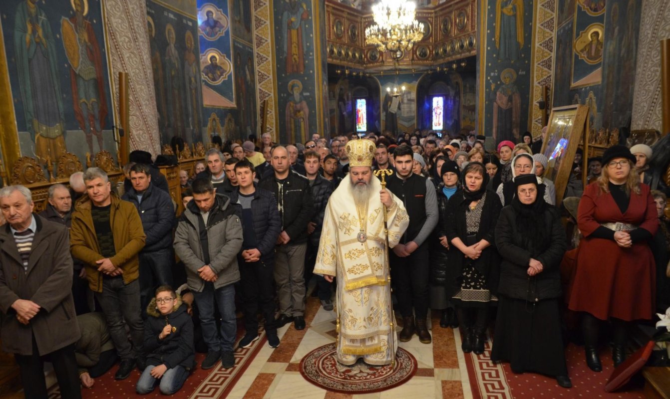 Slujire arhierească la Catedrala Episcopală din Huşi 138468