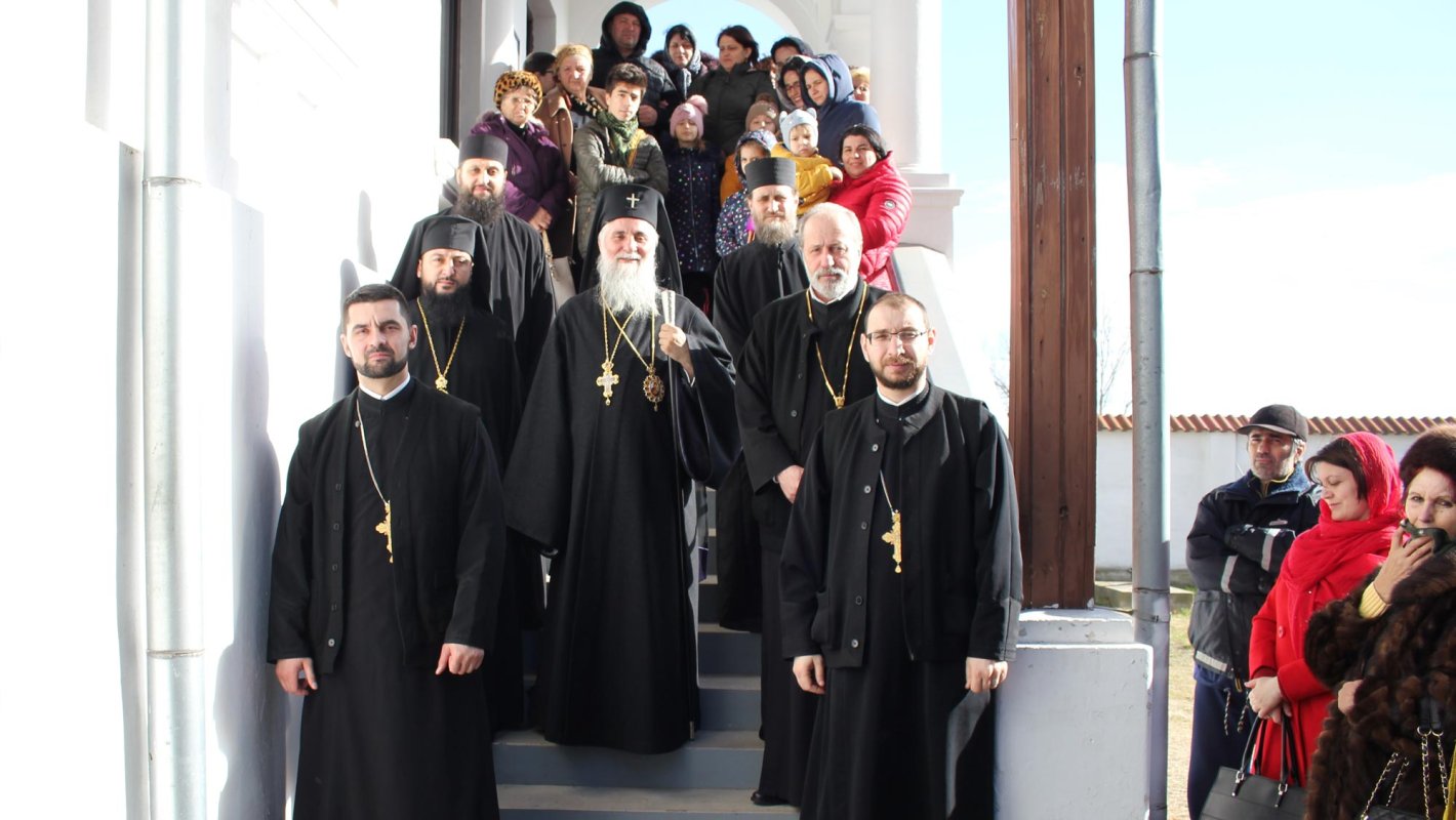 Slujiri arhierești la vetre monahale din Oltenia 138483