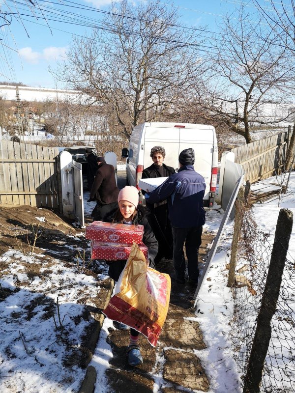 Încă o familie cu 10 copii a primit sprijin din partea Arhiepiscopiei Dunării de Jos 138811