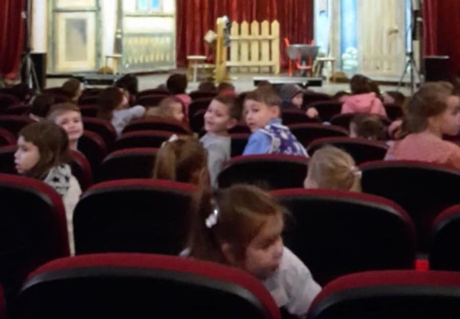 Spectacol de teatru, răsplată pentru elevii din Uioara de Jos, Alba 138798