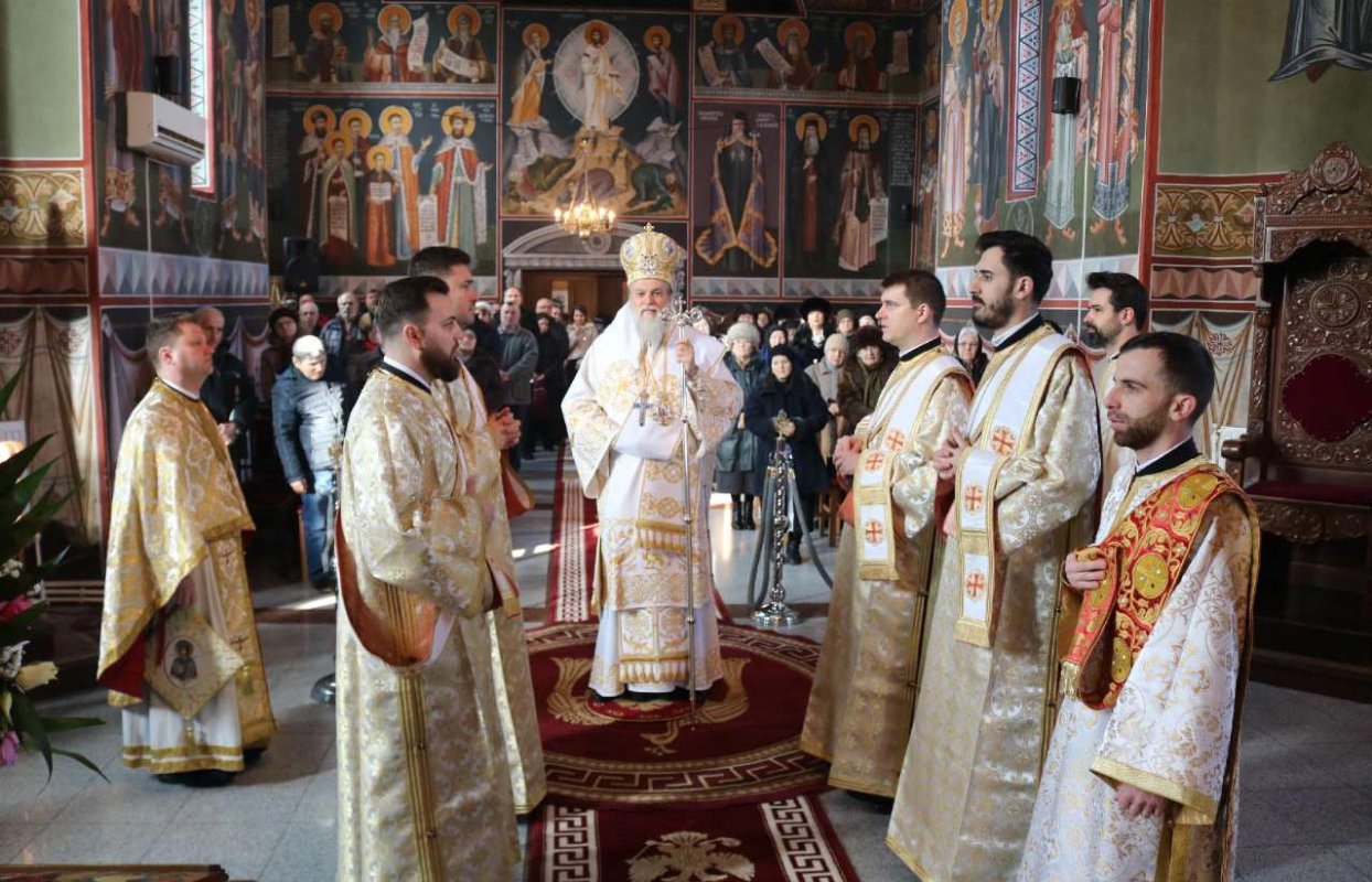 Slujiri arhierești şi îndemnuri la începutul Triodului 138870