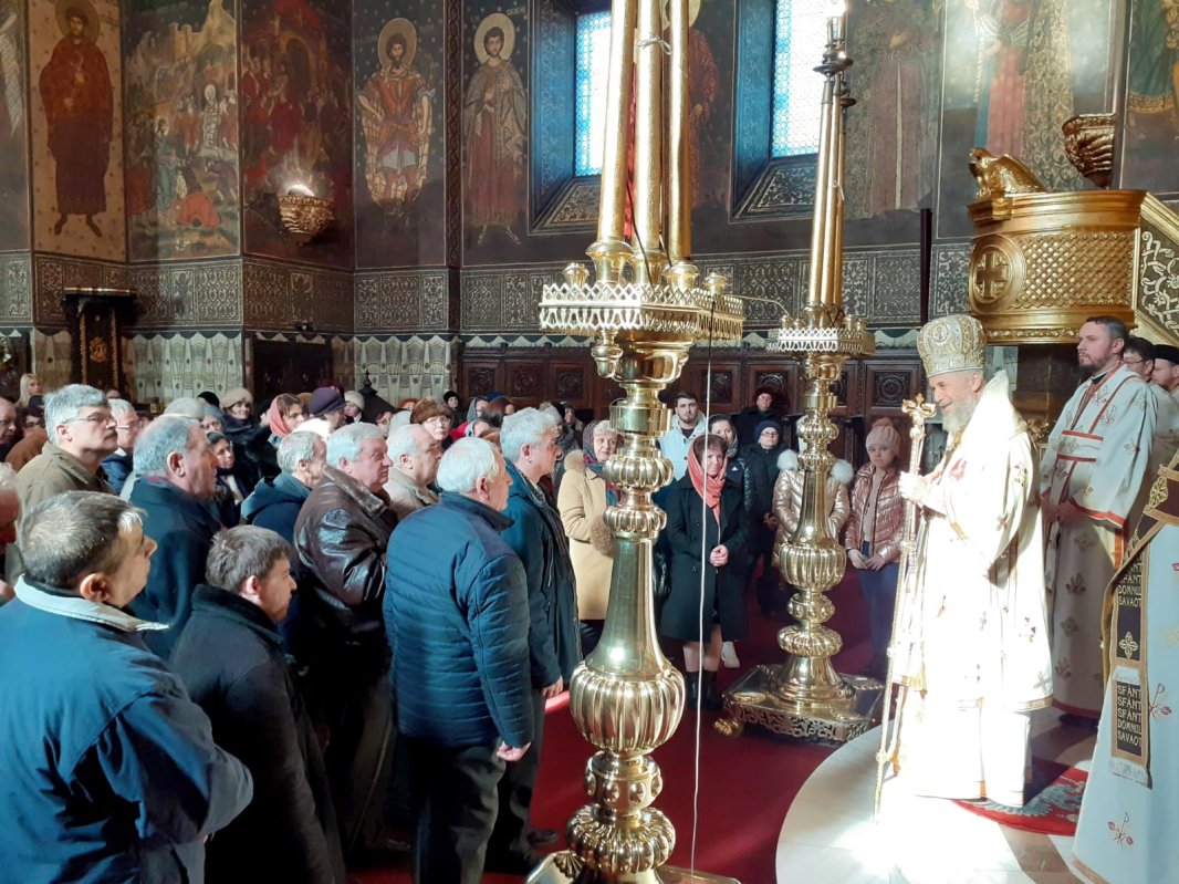 Slujiri arhierești şi îndemnuri la începutul Triodului 138873