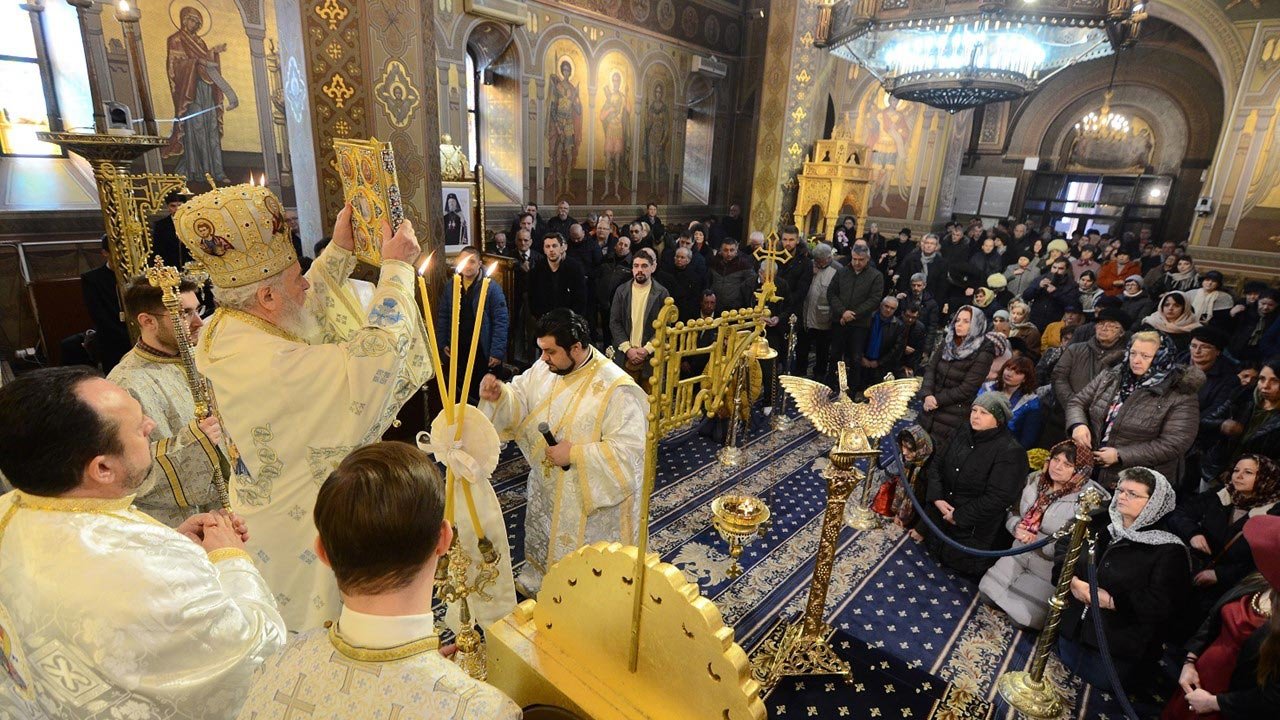 Slujiri arhierești şi îndemnuri la începutul Triodului 138875