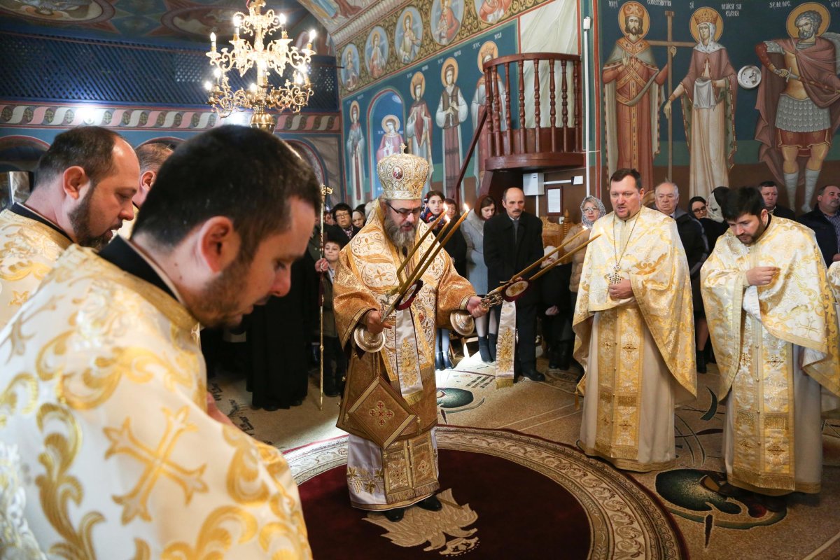 Slujiri arhierești şi îndemnuri la începutul Triodului 138877