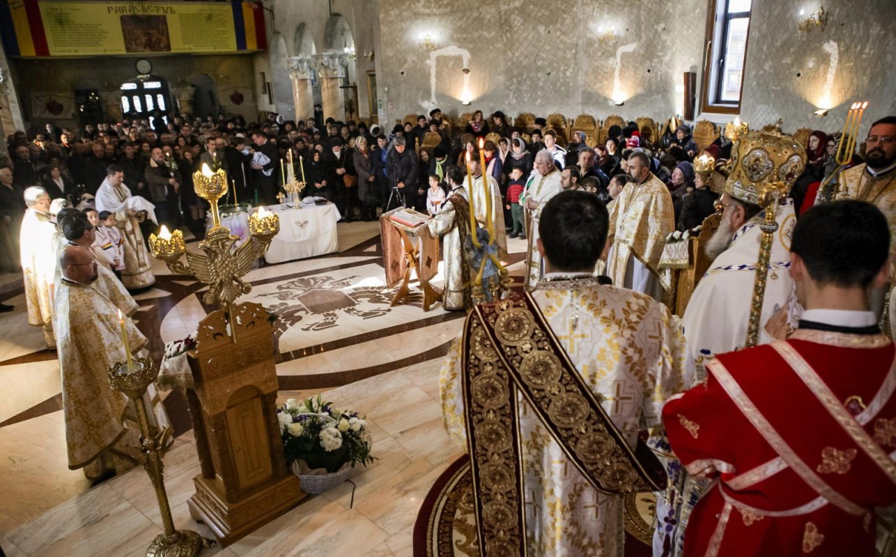 Liturghie arhierească în Parohia Şerbăneşti-Bacău 138949