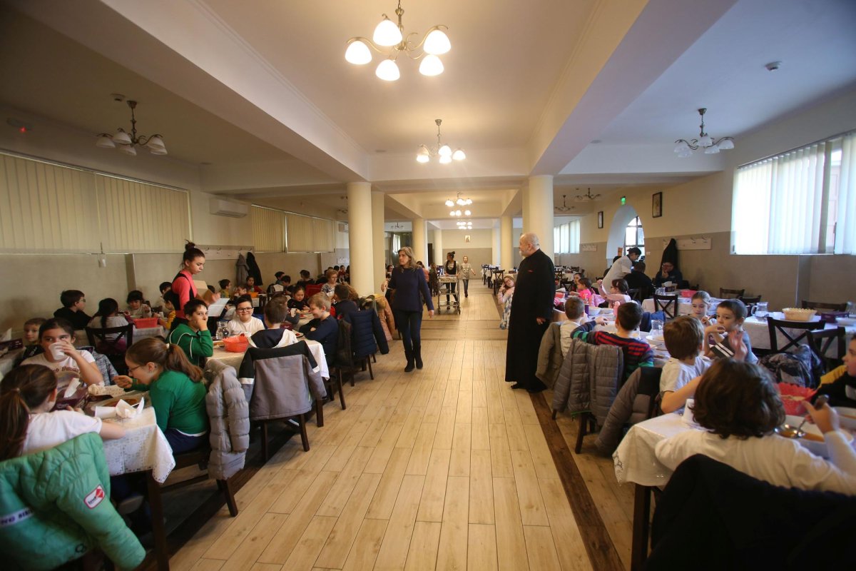 Hrană pentru elevi sibieni, oferită la Cantina „Sfântul Stelian” 139201