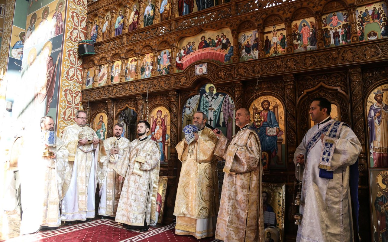 Zi de bucurie la Biserica „Sfinţii Împăraţi Constantin şi Elena” din Sibiu 139347