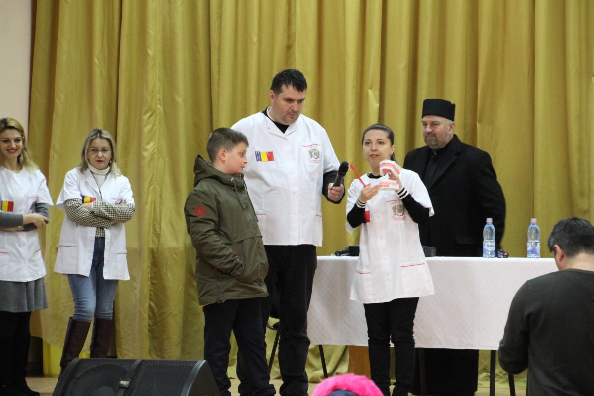 Acțiuni ale voluntarilor Paraclisului Catedralei Naționale într-o comunitate săracă 139417