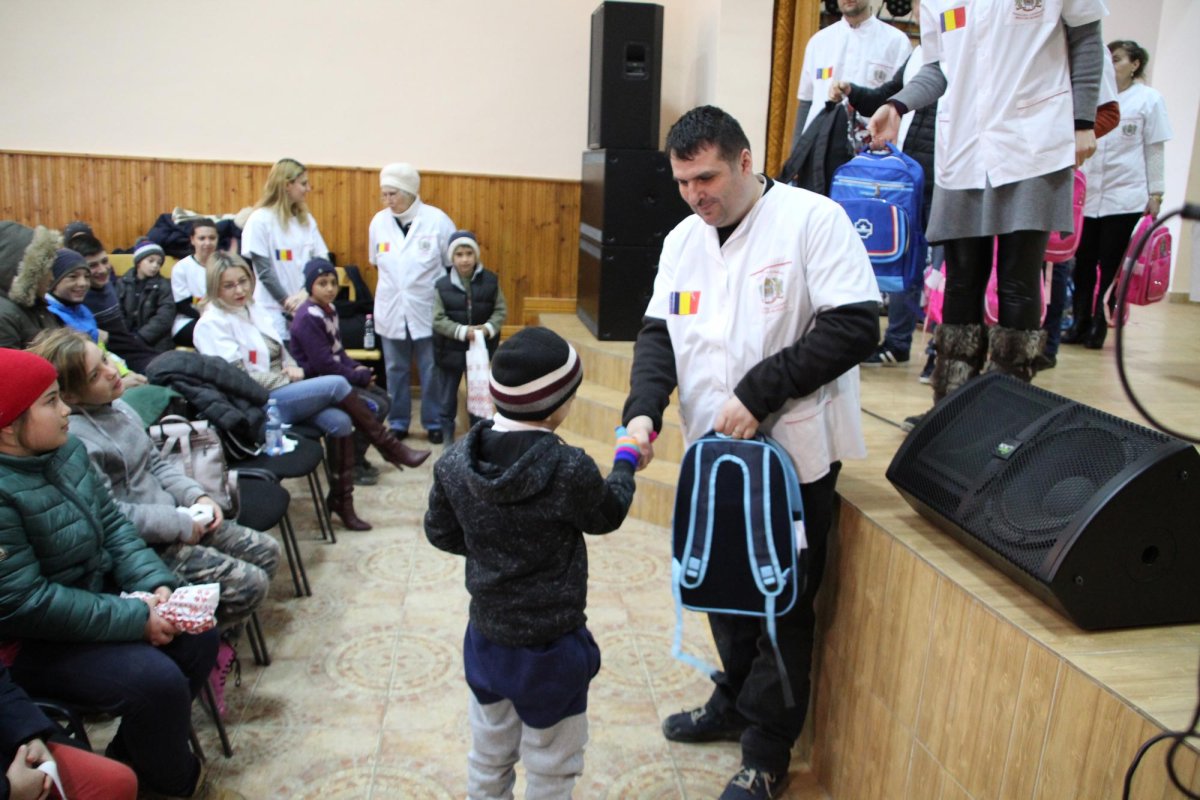 Acțiuni ale voluntarilor Paraclisului Catedralei Naționale într-o comunitate săracă 139418