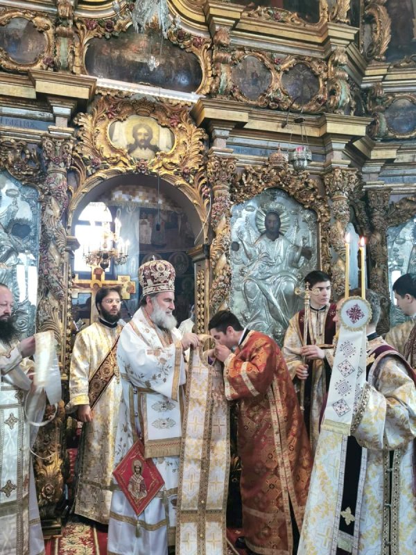 Slujire arhierească la Catedrala Arhiepiscopală din Roman 139718