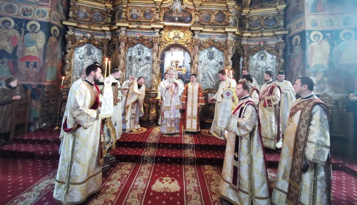 Slujire arhierească la Catedrala Arhiepiscopală din Roman 139719