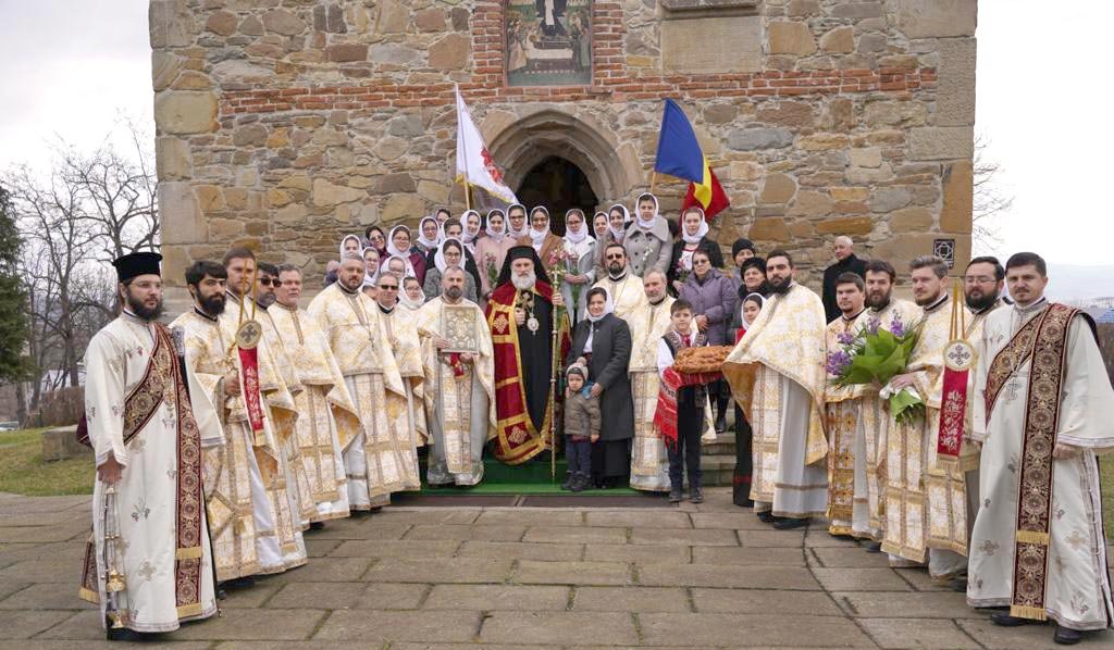 Slujire arhierească la biserica voievodală din Borzești, județul Bacău 140170