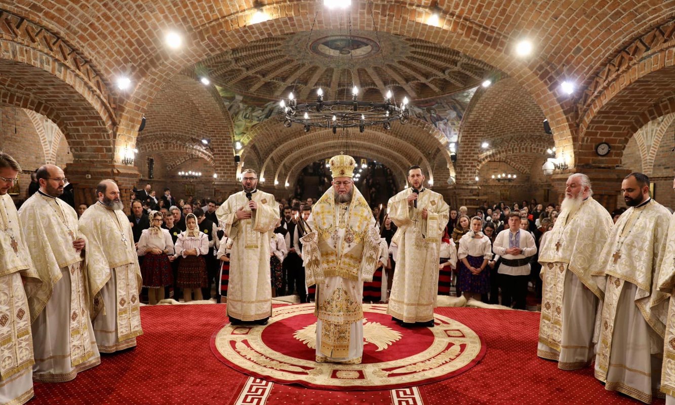 Binecuvântare pentru credincioși la catedrala din Baia Mare 140240
